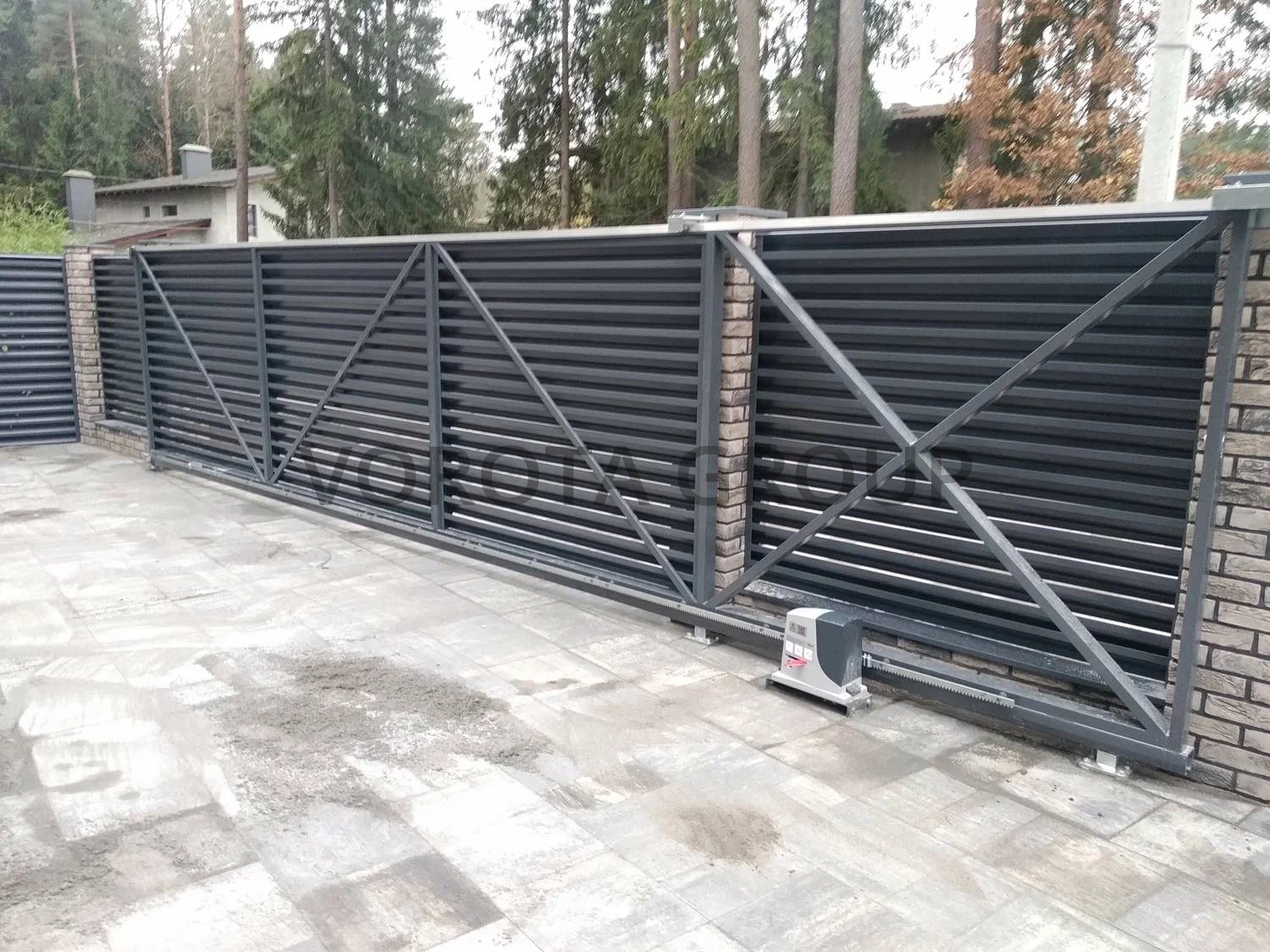 Автоматические откатные ворота Alutech штакетник серого цвета 1700x3450
